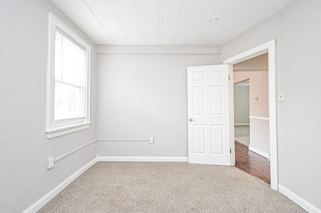 Building Photo - 4893 N Overlook Ave