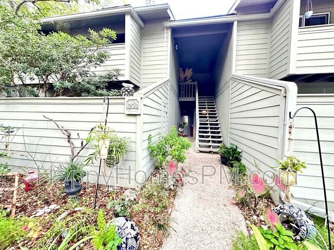 Building Photo - 1208 Village Creek Ln