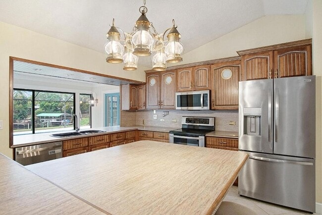 Building Photo - 1232 SW Knollwood Dr