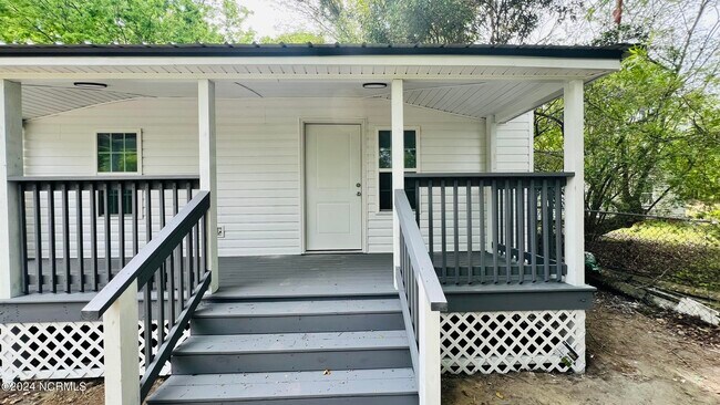 Building Photo - 112 E Dewey St