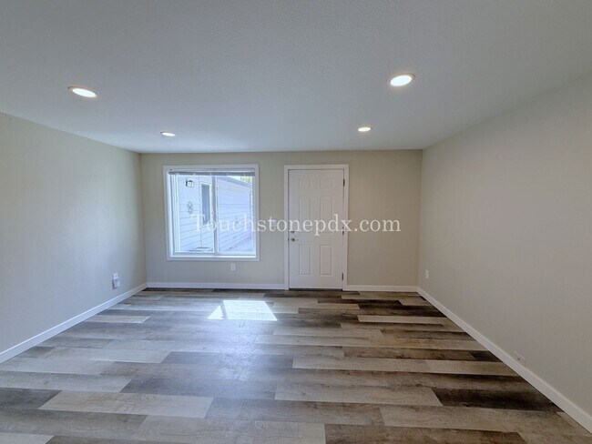 Building Photo - 119 SE Sweetbriar Ln