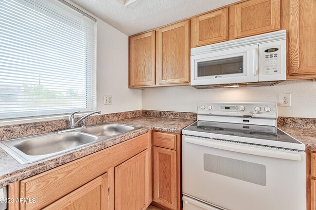 Building Photo - 10802 N 16th Ave