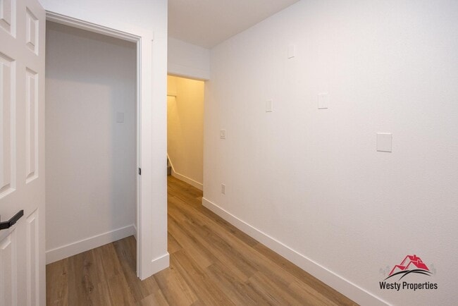 Building Photo - 542 NE Brazee St