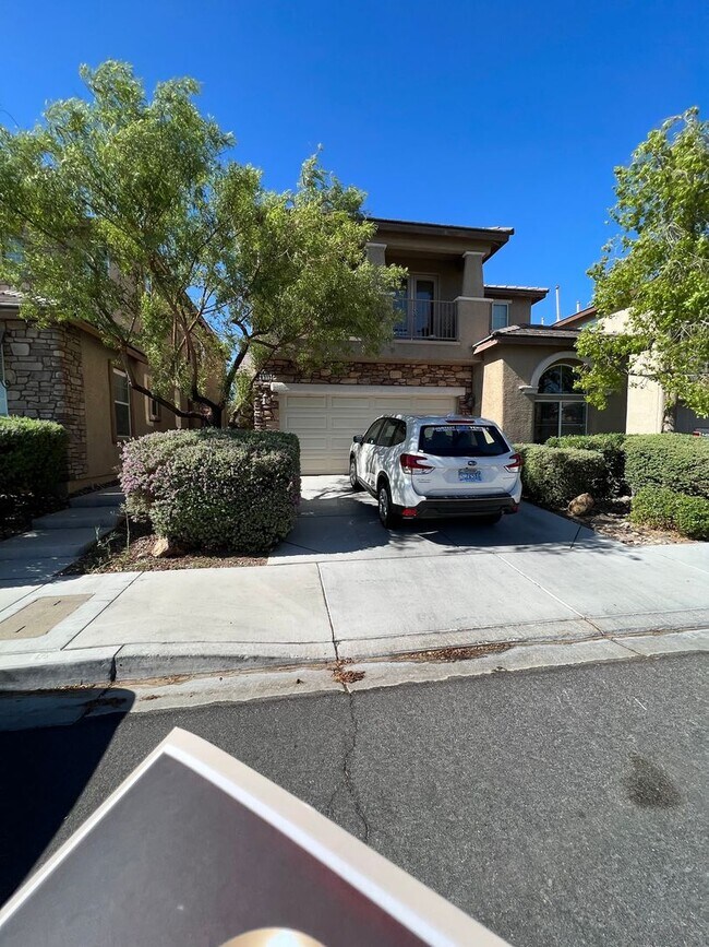 Building Photo - ABSOLUTELY AMAZING! Large 4 bedroom 2 stor...