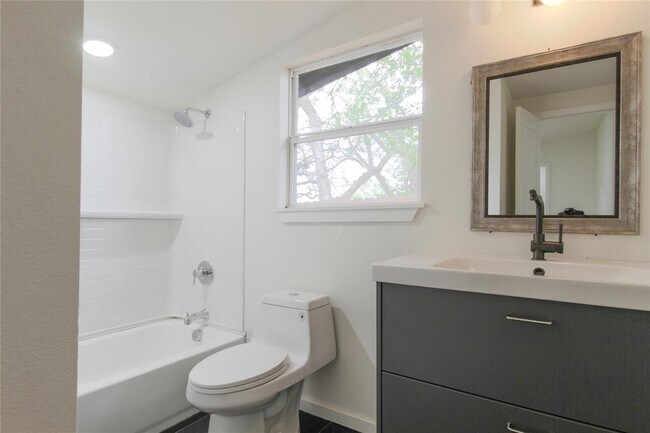 Building Photo - 305 Rowland Dr