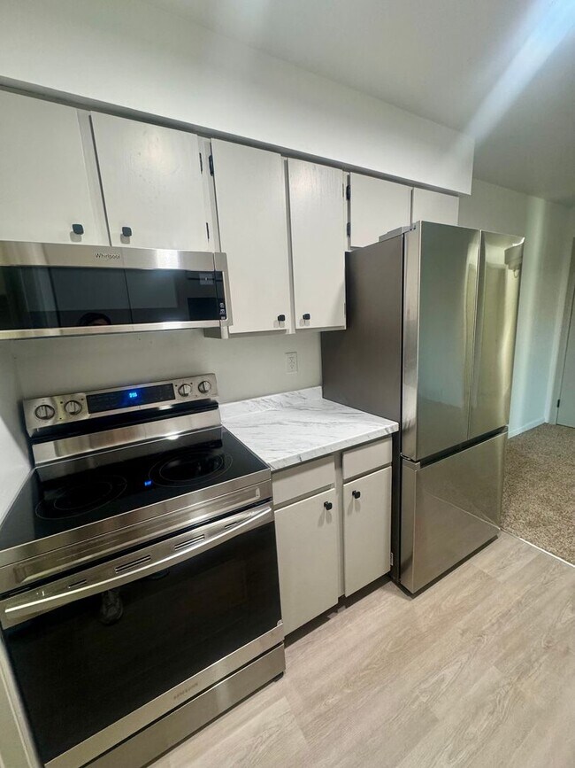 Building Photo - Updated 2 Bedroom CONDO with AC, centrally located