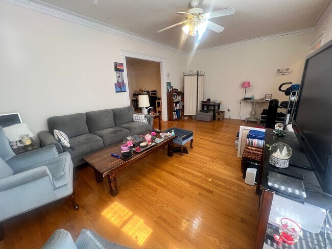 Building Photo - Lovely and Very Large Ravenswood Manor 1 BR