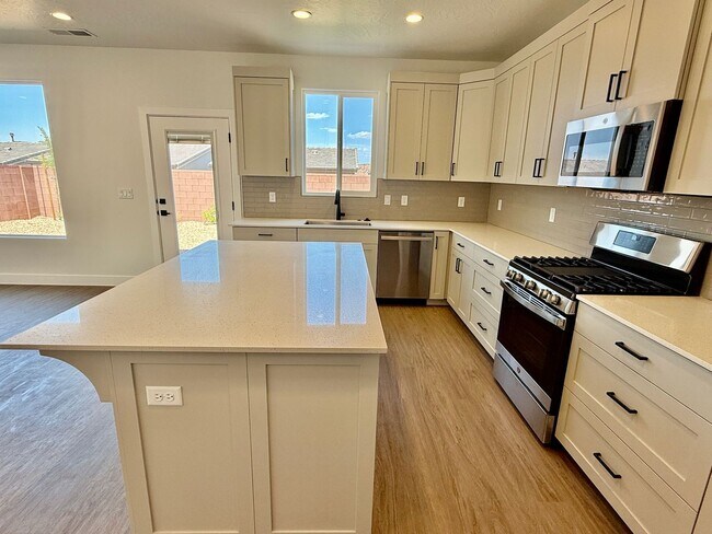 Building Photo - BRAND NEW Three Bedroom Townhome in Desert...