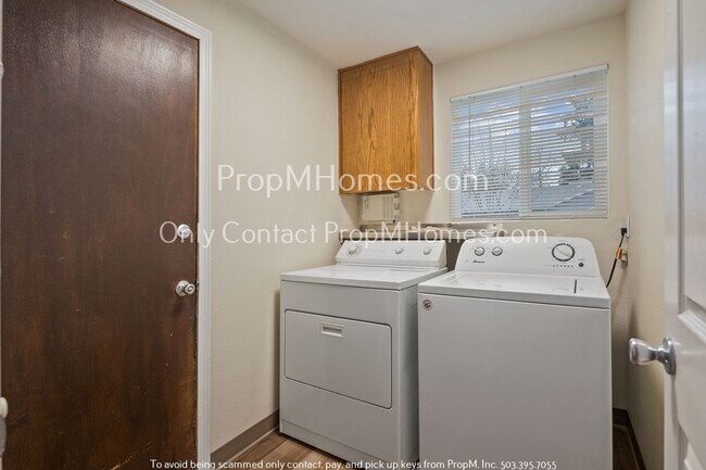 Building Photo - Three Bedroom Ranch In Central Hillsboro w/ Large Fenced Yard!