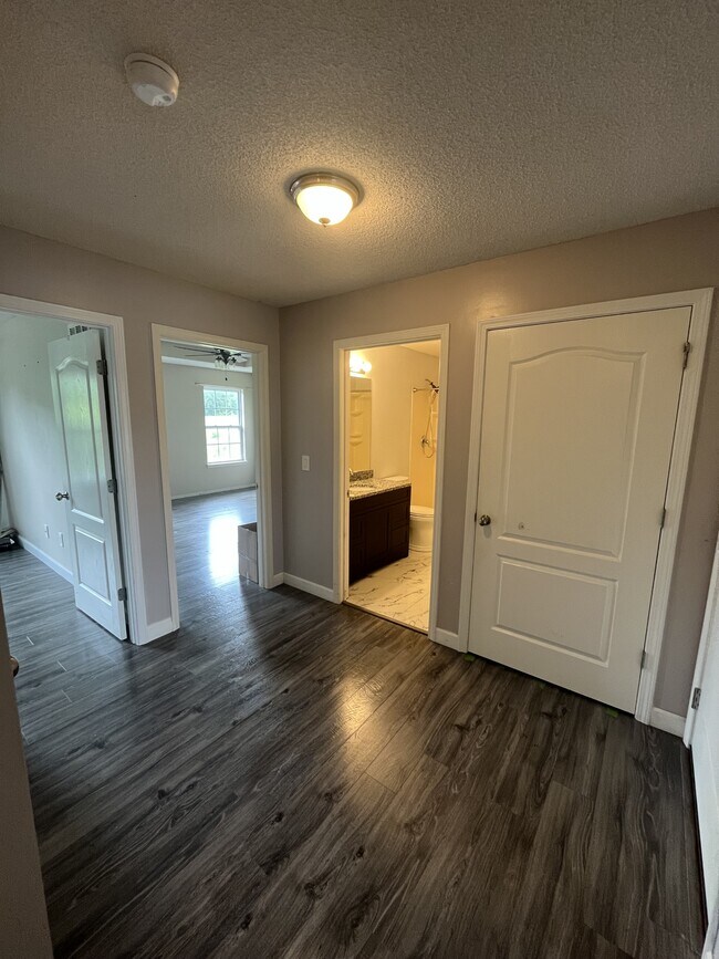 Building Photo - 723 Iron Horse Dr