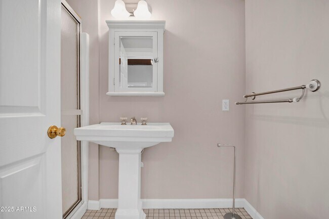 Building Photo - 5753 W Glendale Ave