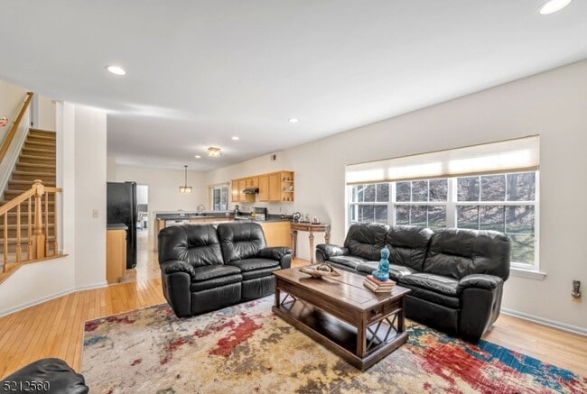 Building Photo - 706 Skyline Dr