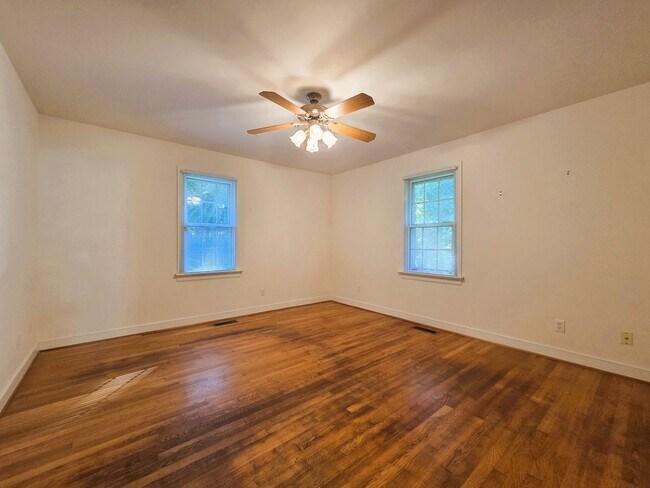 Building Photo - 4206 Tweedsmuir Rd