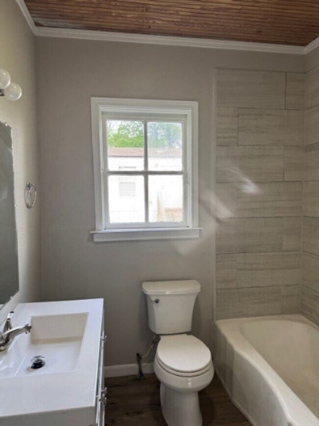 Building Photo - Charming Home