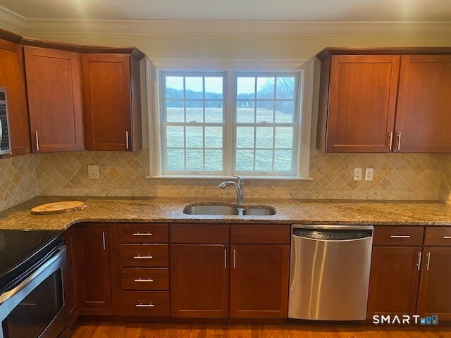 Building Photo - 11 Pinehurst Ln