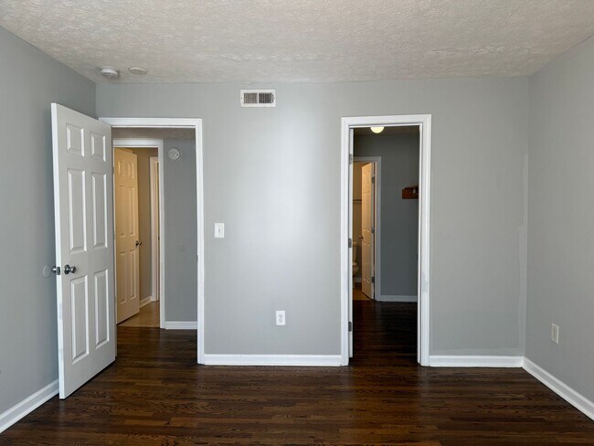 Building Photo - Completely Renovated 2 Bedroom / 2 Bathroom Apartment!