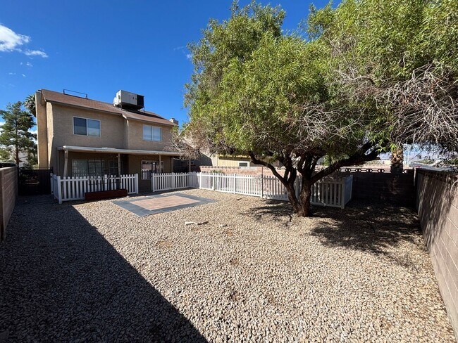 Building Photo - Spacious 3BED/3BATH Two story home located...