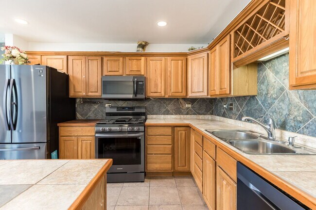 Building Photo - 214 Far Hills Dr