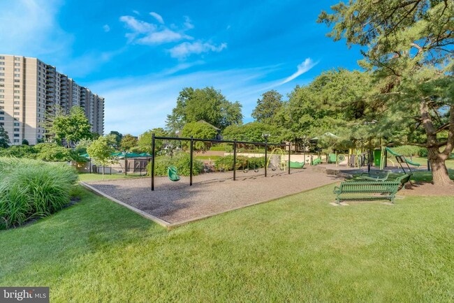 Building Photo - 307 Yoakum Pkwy