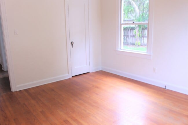 Building Photo - 1411 E Kaley St