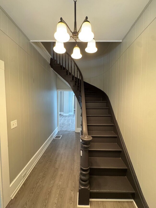 Building Photo - Spacious Four Bedroom House Close to Downtown Lafayette!