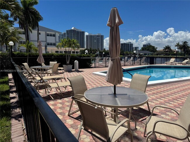 Building Photo - 3113 S Ocean Dr