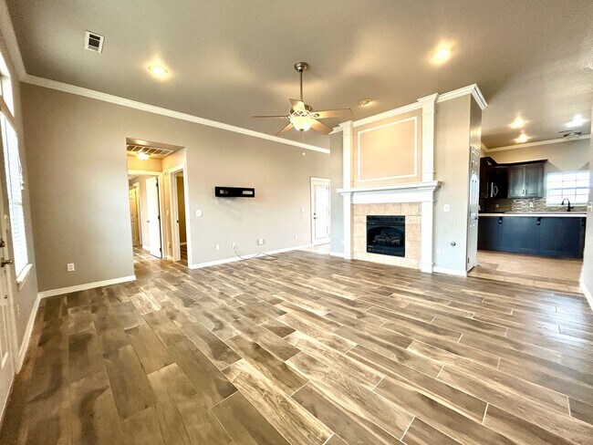 Building Photo - Spacious 3 bed 2 bath Single Family with a Large Fenced Backyard!