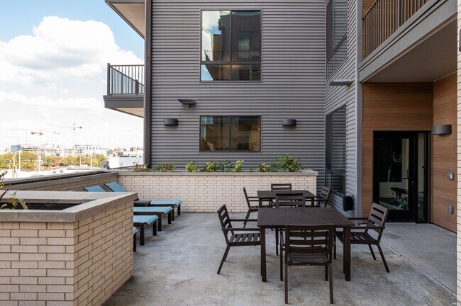 Building Photo - Sleek 1 Bedroom Condo walkable to all things in The Gulch