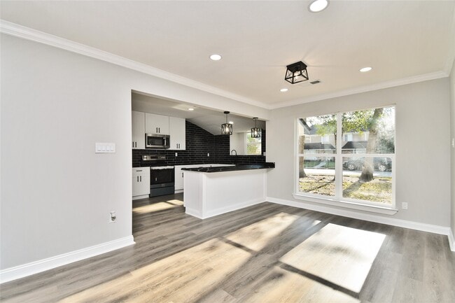 Building Photo - 2035 Round Spring Dr