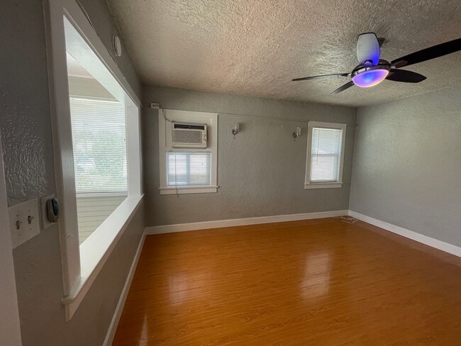 Building Photo - Gorgeous 2 Bedroom Home! Convenient Location!