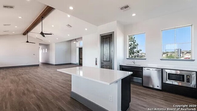 Building Photo - ONE STORY  |  3 BEDROOM  |  2 BATH  |  YAR...