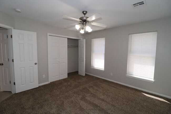 Building Photo - Newly updated duplex for rent!