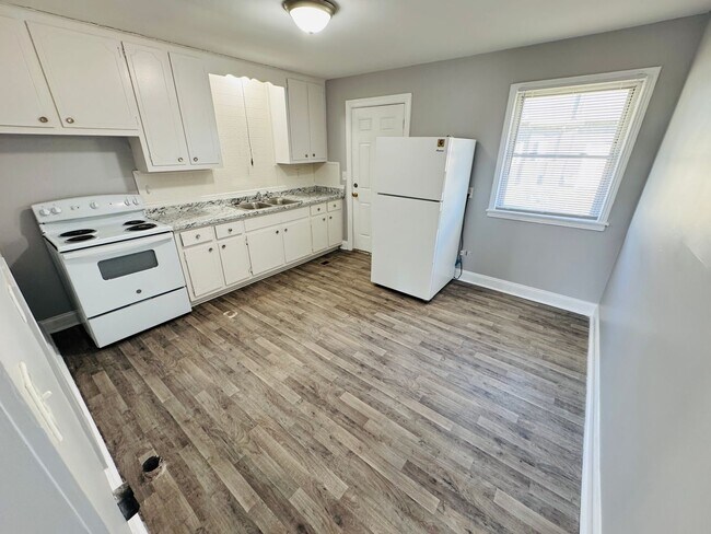 Building Photo - 723 Kent Dr