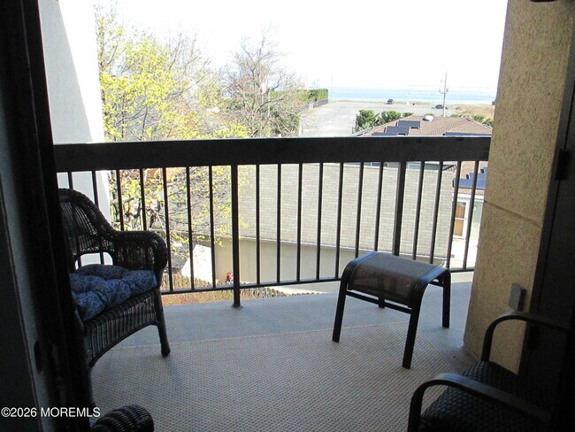 Building Photo - 32 Center Ave