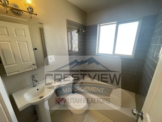 Building Photo - Claybourne Duplex