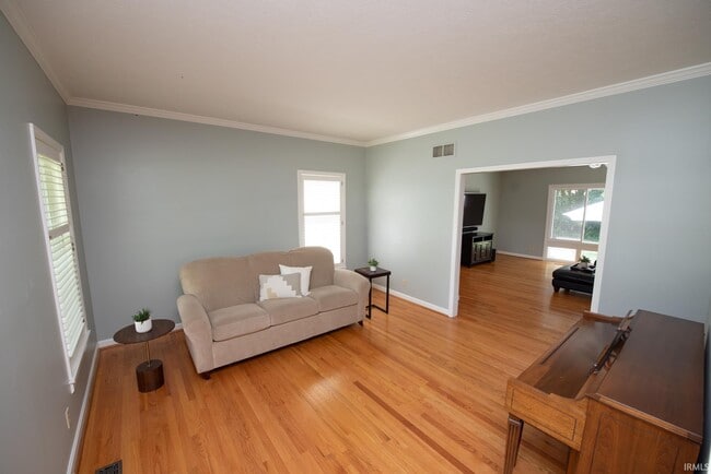 Building Photo - 3801 W Capilano Dr