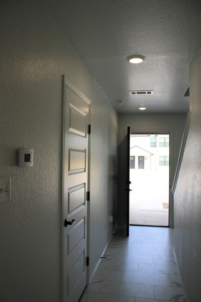 Building Photo - COX-NORTHRIDGE DR-1