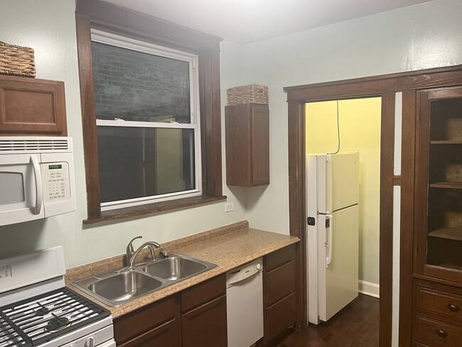 Kitchen - 3135 W Eastwood Ave