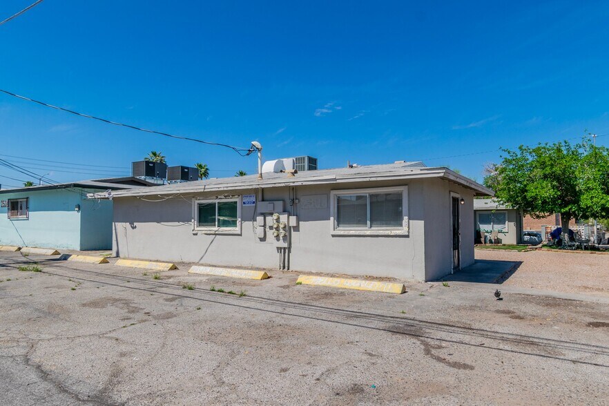 Building Photo - 2508 E Mesquite Ave