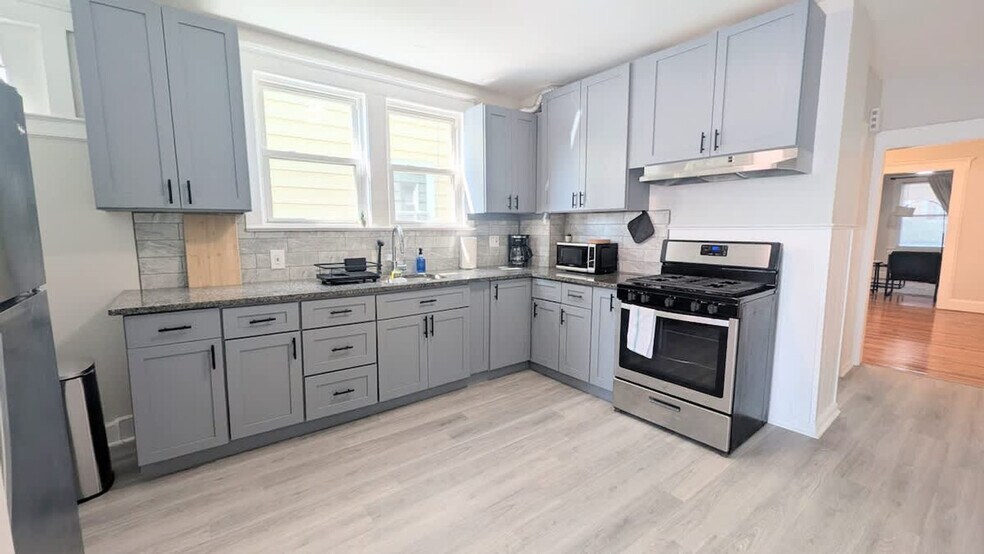 Building Photo - 205 S Essex Ave