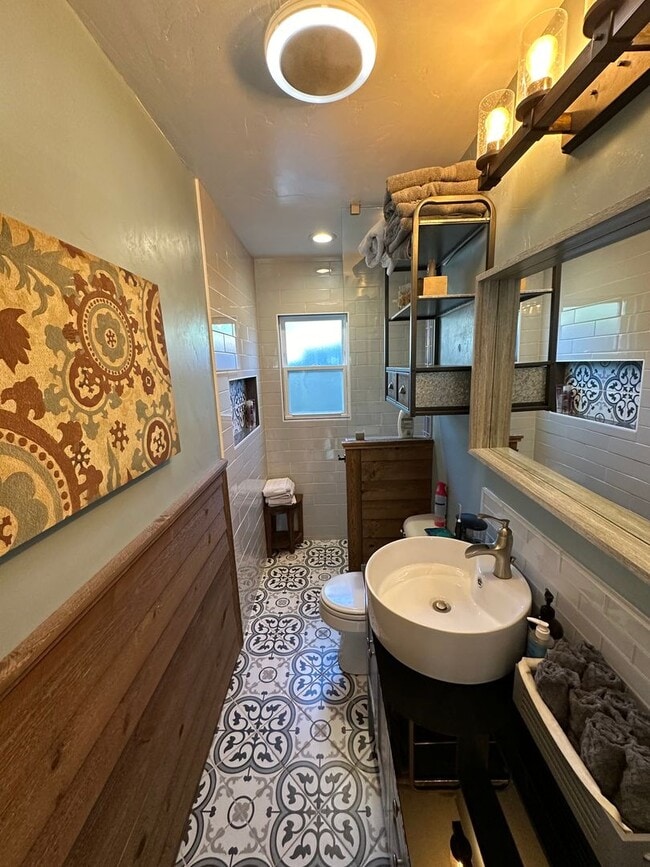 Building Photo - 1163 1/2 Park Blvd - Month to Month