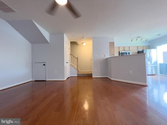 Building Photo - 4971 Clarendon Terrace