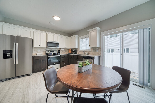 Building Photo - Saturn Townhomes
