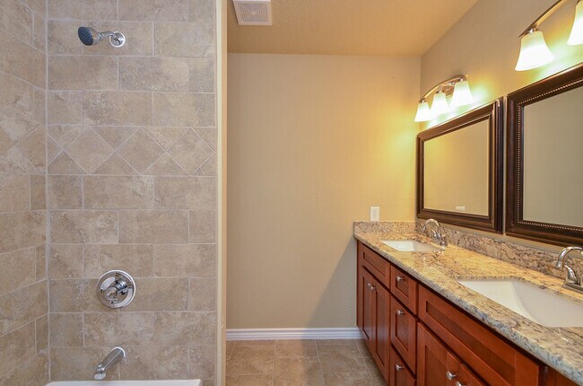 Building Photo - 3 BEDROOM TOWNHOME FOR LEASE IN LANGHAM CREEK