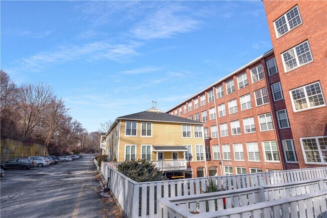 Building Photo - 2 School St