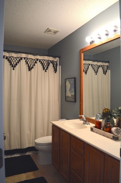 Building Photo - 5432 N Hickory St