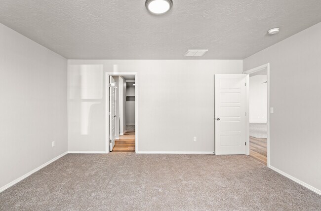 Building Photo - 11760 W Rose Lake St