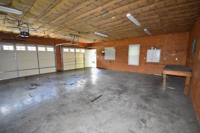 Building Photo - 2 Bedroom Home For Rent in The County!