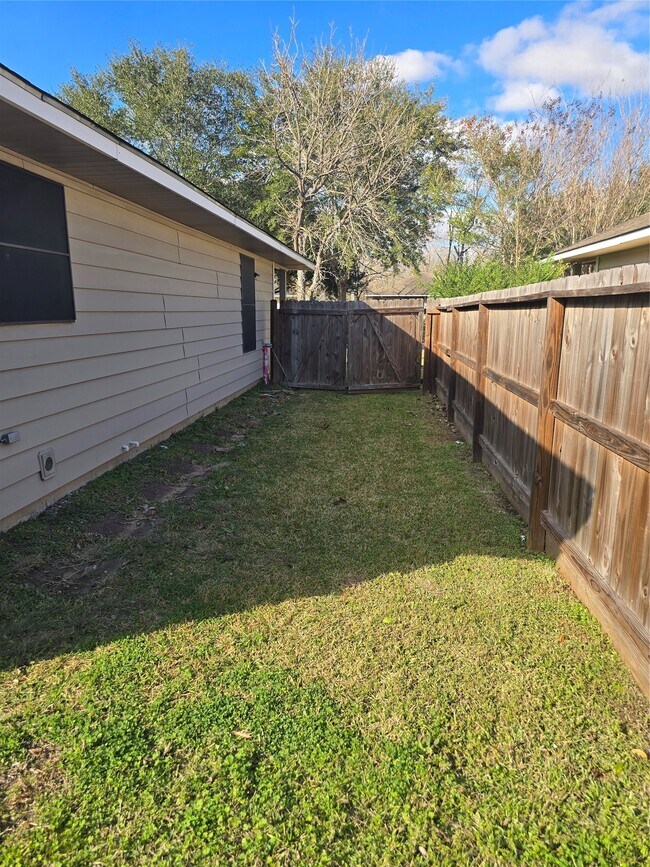 Building Photo - 3459 Angel Ln