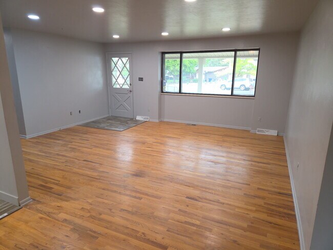 Primary Photo - 437 S Vaughn Way